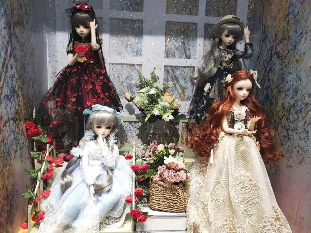 探店｜KK集团潮玩店X11：联名手办火热，背后是年轻人的情绪投射