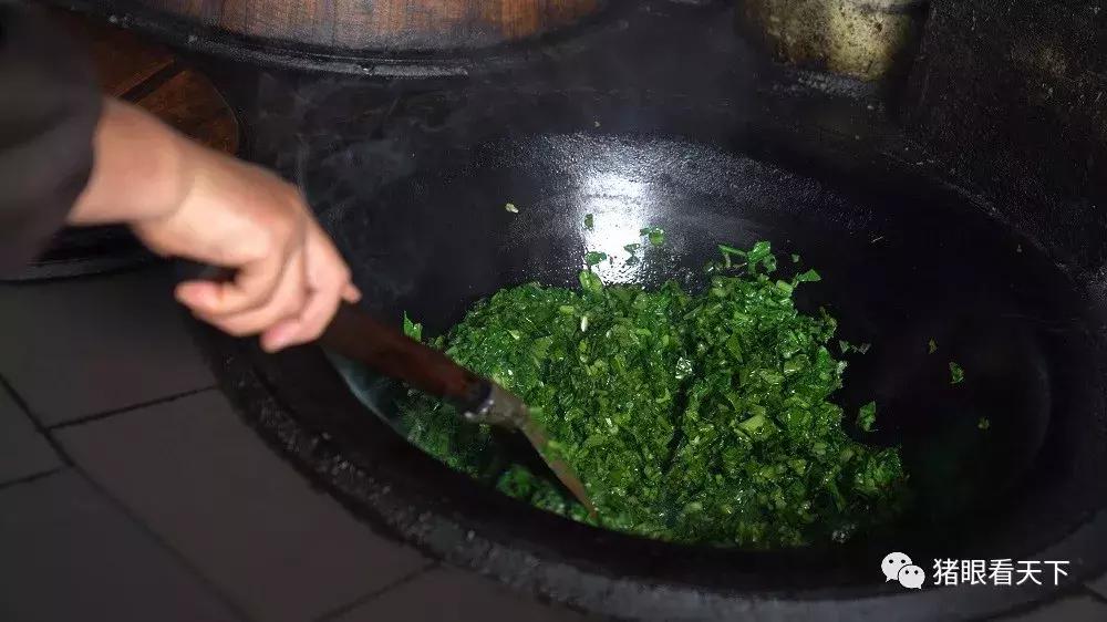 上海人叫菜饭，浦东人叫咸酸饭，其实是寒酸饭，穷人吃的