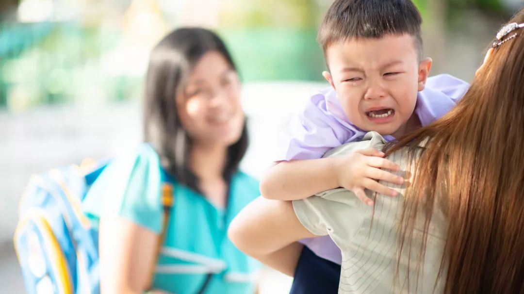 如何帮助孩子克服入园分离焦虑,幼儿园分离焦虑症最佳解决方法