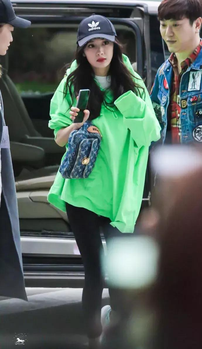 泰妍奚梦瑶,奚梦瑶穿miumiu黑钻吊带裙