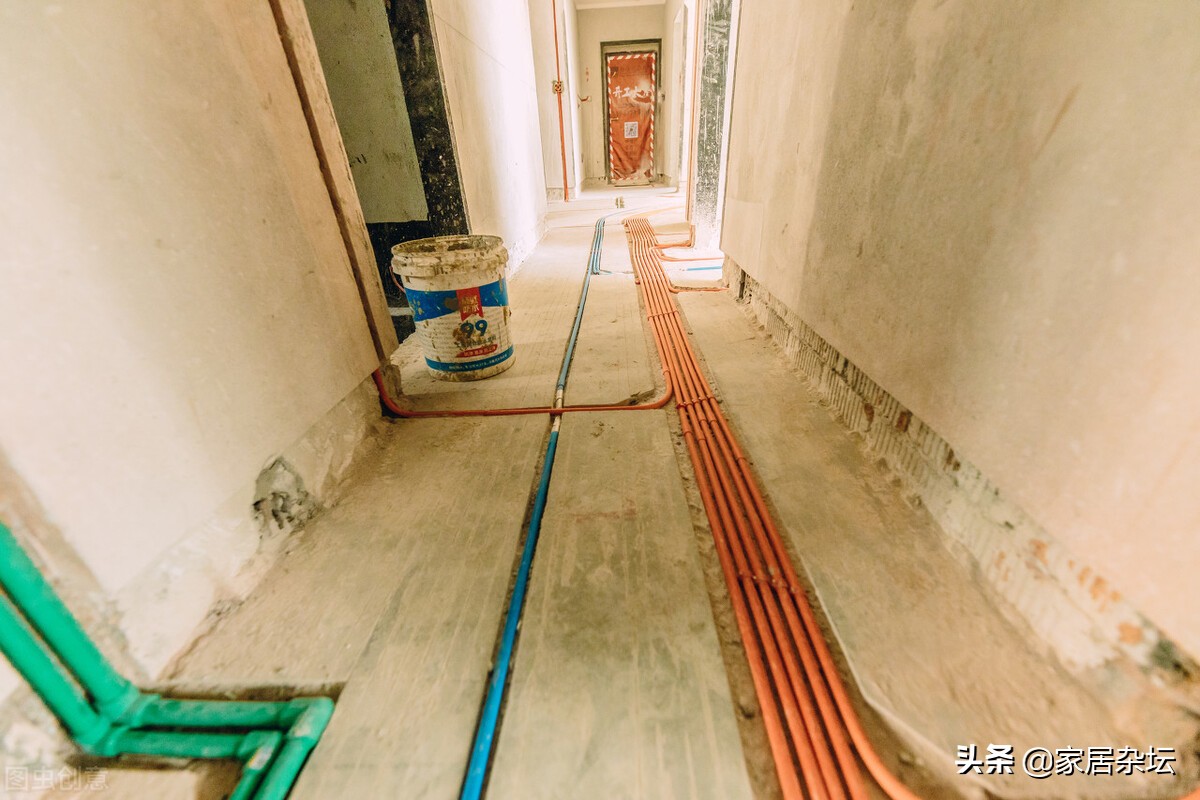 装水电是水管在下面还是电线下面,全屋改水电水管在上电线在下好吗