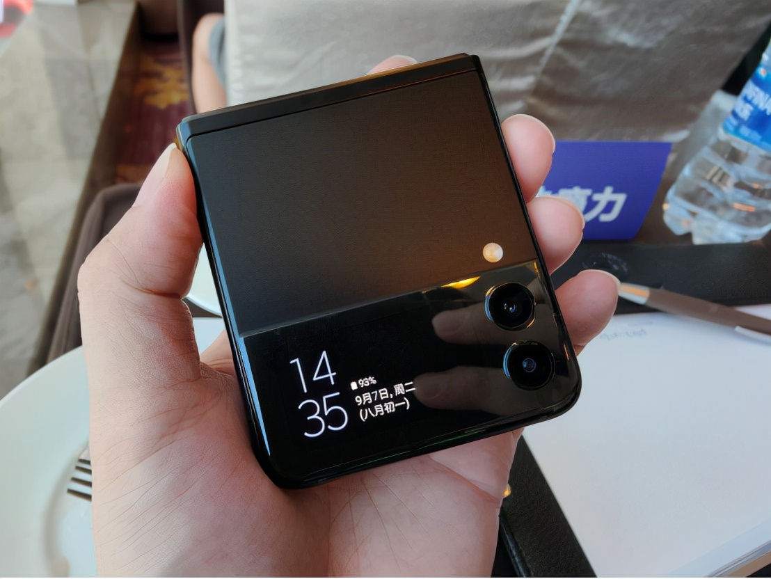 samsunggalaxyzflip35g,三星galaxyzflip4体验效果