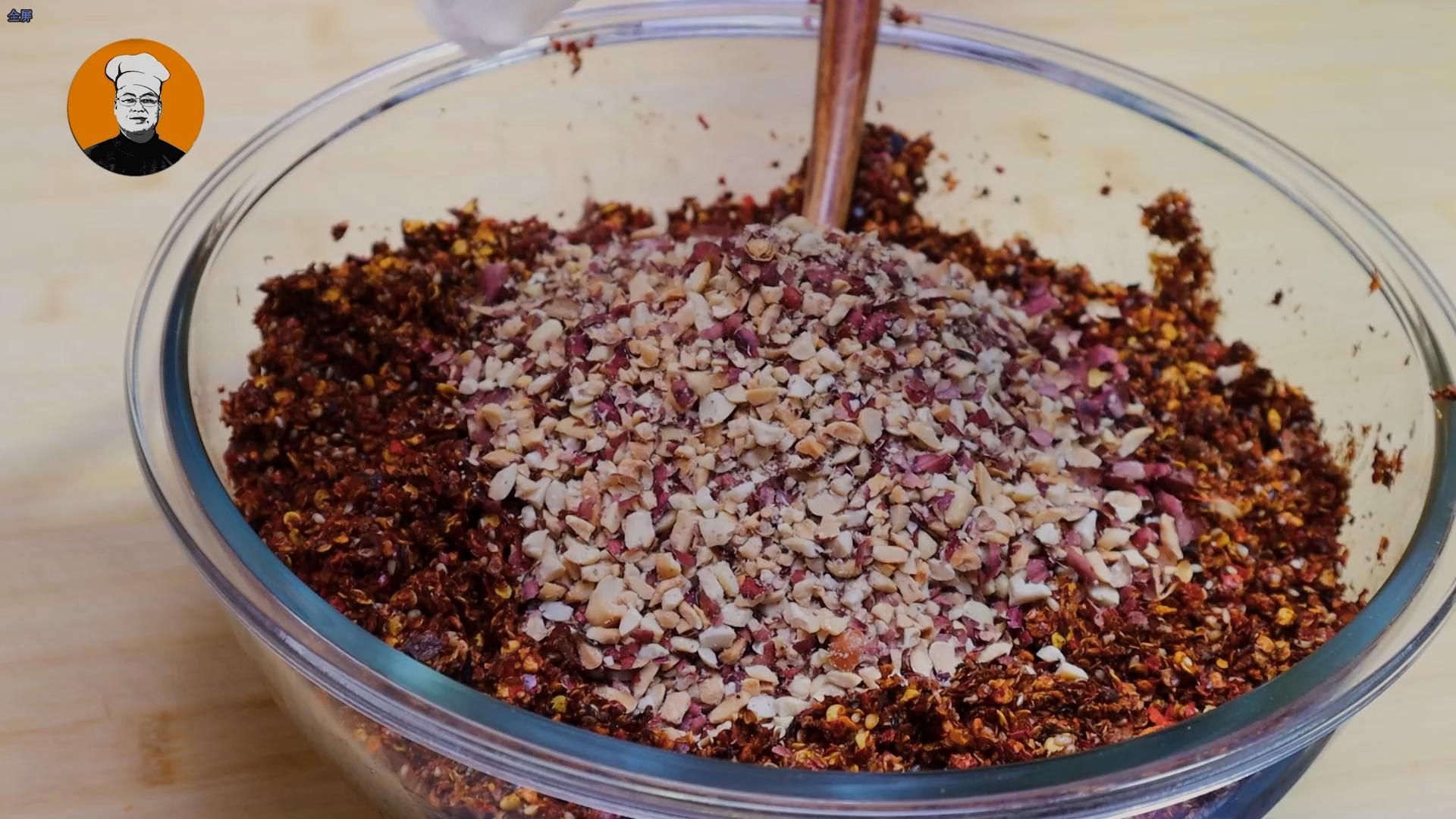 辣椒油想要好吃可不是直接泼油,做辣椒油切记不要直接泼油