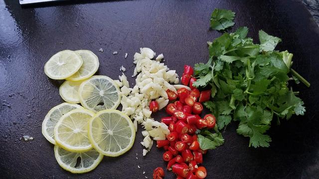 柠檬鸡爪做法家庭版简单不辣无骨,柠檬鸡爪这样做超好吃酸辣开胃