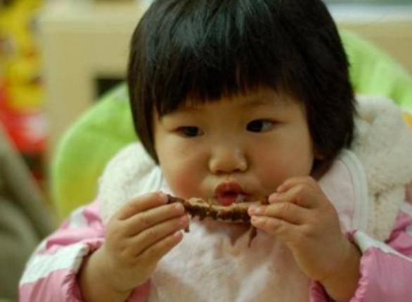 4岁宝宝刷牙牙也黄,宝宝刷牙为什么还是满口虫牙