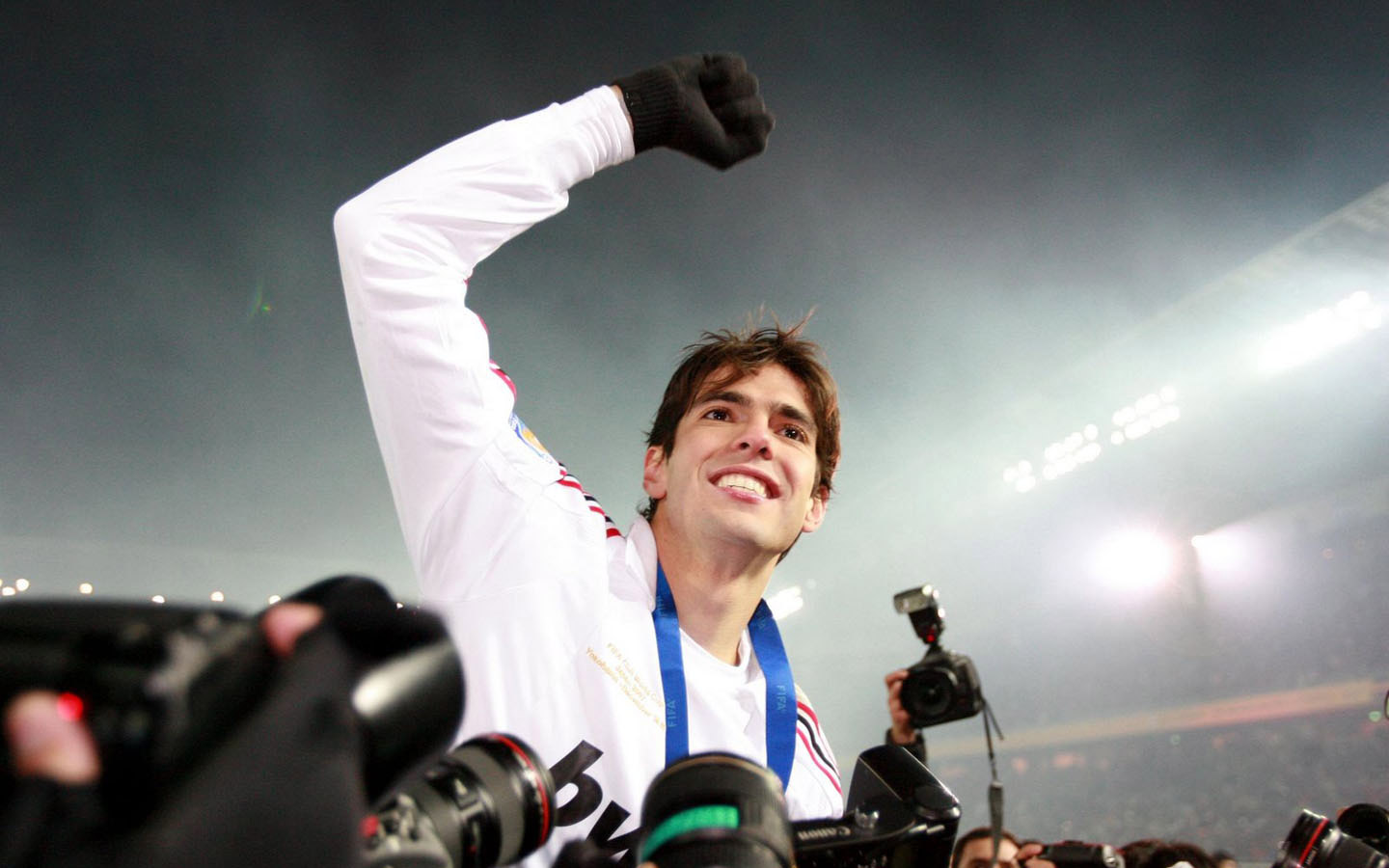 卡卡和梅西现在关系,卡卡和前妻恩爱视频