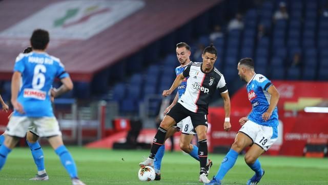 C罗回家VS梅西离家，他们身后两人欣喜，一人新赛季路不好走