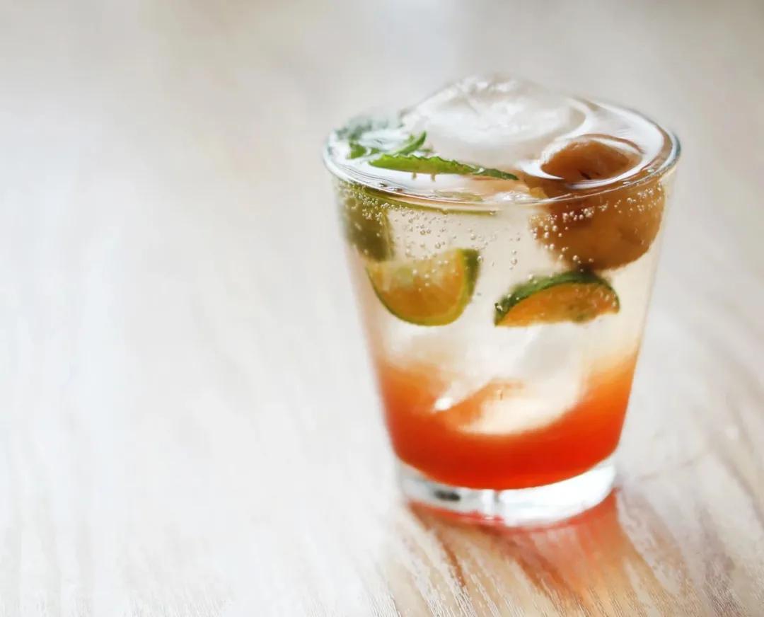 一个女人在家喝果酒,女孩子可以喝自己做的果酒吗