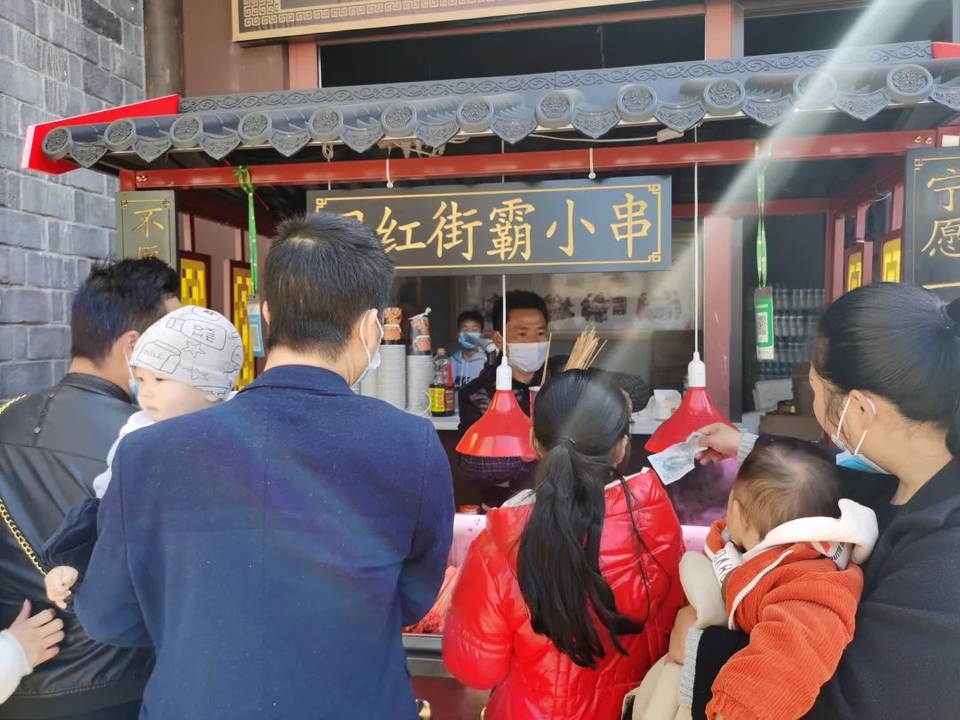 人潮涌动年味十足,人潮很汹涌