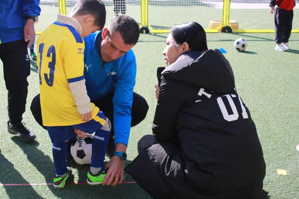 西班牙足球外教到曹溪中心幼儿园“趣”指导，玩“转”足球乐开怀