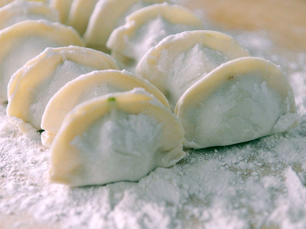 冰箱里粘连到一起的饺子怎么煮,饺子起锅后怎么防止饺子互相粘连