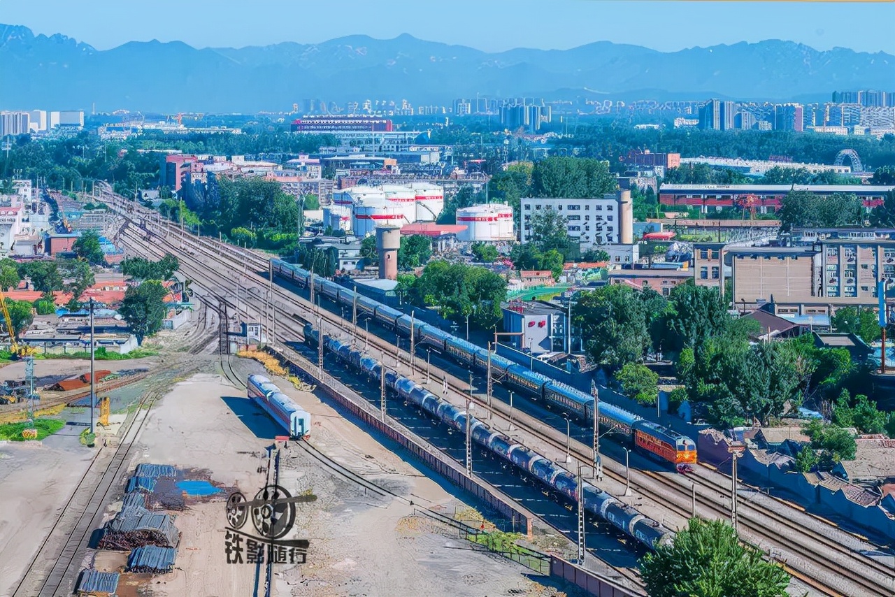 火车来了行人车辆请注意安全,行人车辆请注意火车就要来了