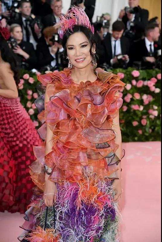 邓文迪最新变装,邓文迪为什么长得像外国人