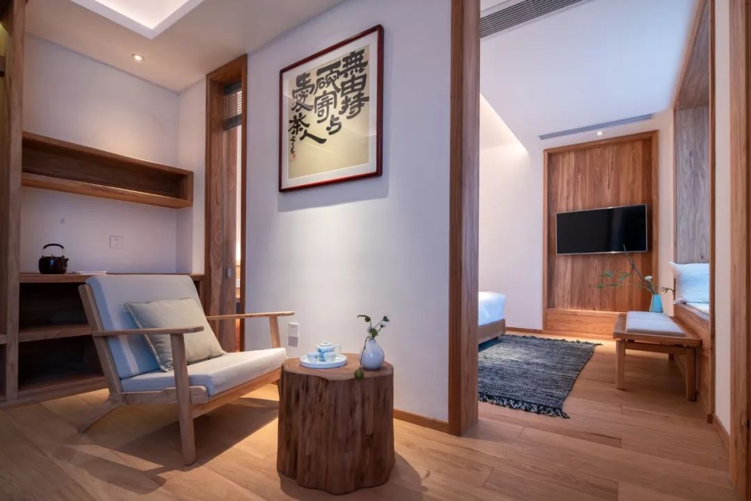 秋日河畔画中小镇，隐于茶园流水，山水间三店新开旅居吃茶慢生活