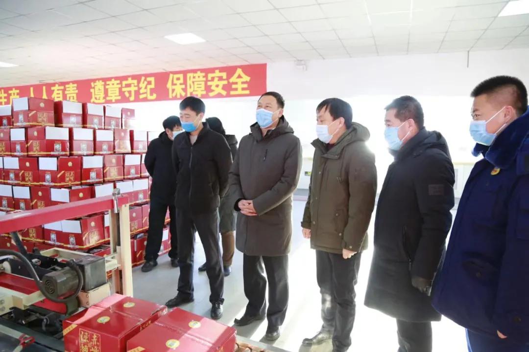 巴林左旗旗长孟和达来对春节前市场监管领域疫情防控和安全生产工作进行调研