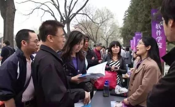 贫困生穿名牌领助学金校方回应,贫困生穿名牌是否取消助学金