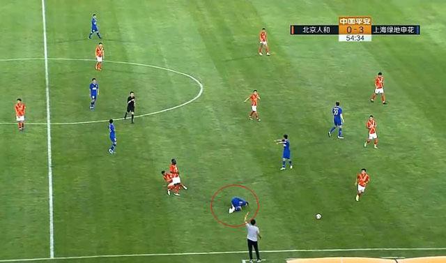 中超上演“连环脚”，申花队长被踢成“内马尔滚”