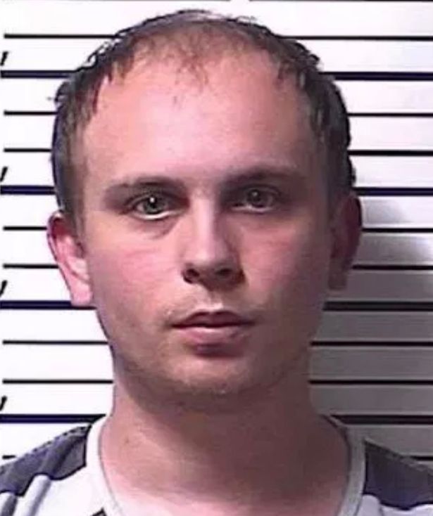 美国少女遭朋友强奸怀孕，亲生父亲竟开车逼两人去另一州扯证结婚