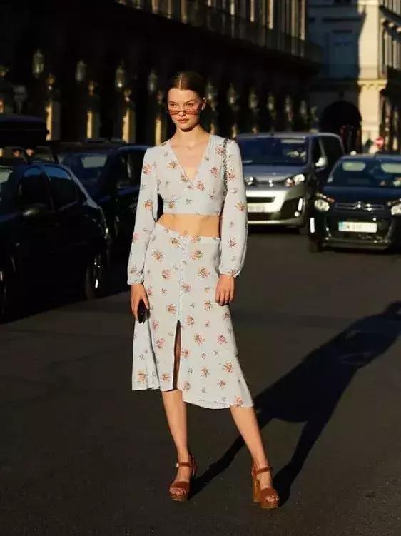 泫雅、迪丽热巴、关晓彤的印花裙，谁的品味更好？