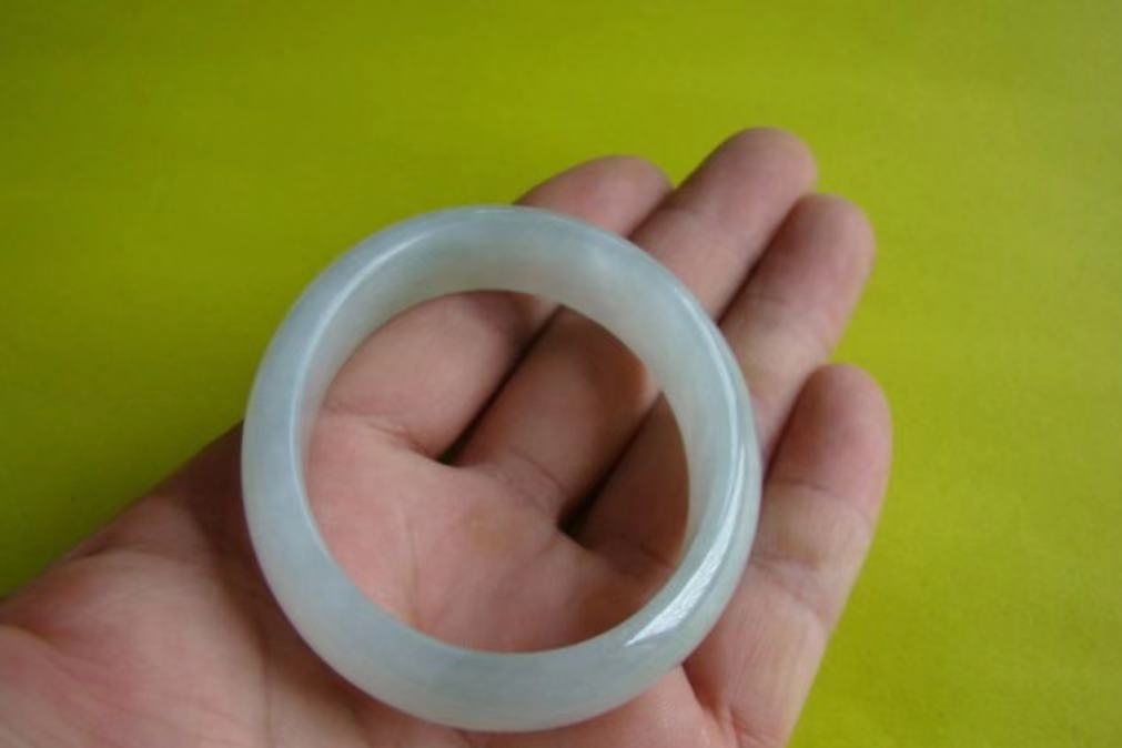 翡翠手镯基本知识大全,翡翠手镯的鉴赏方法和技巧