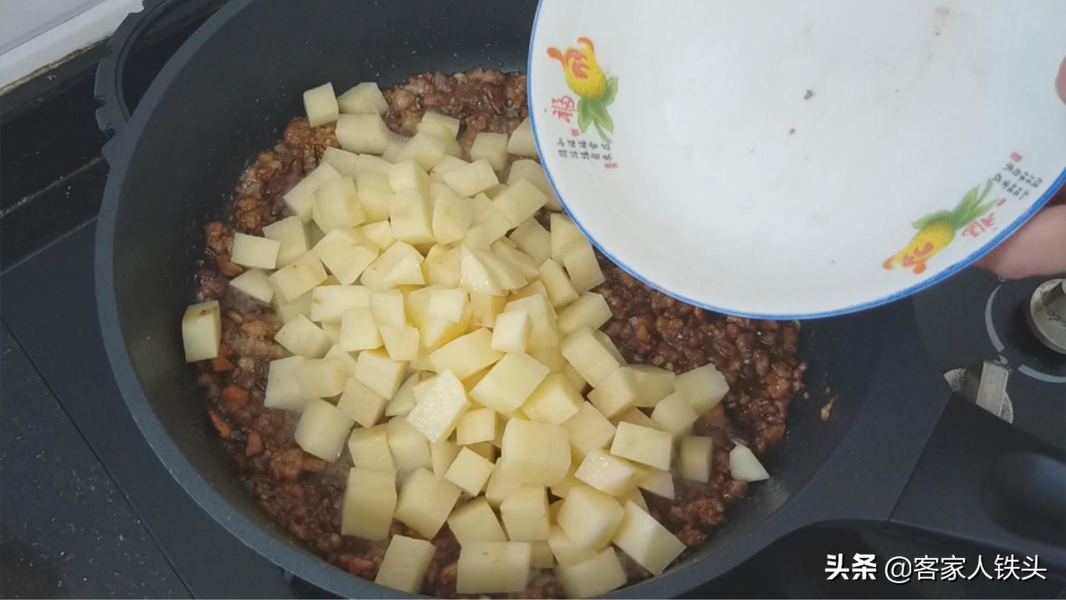 孩子爱吃的盖浇饭,荤素搭配的快餐和盖浇饭