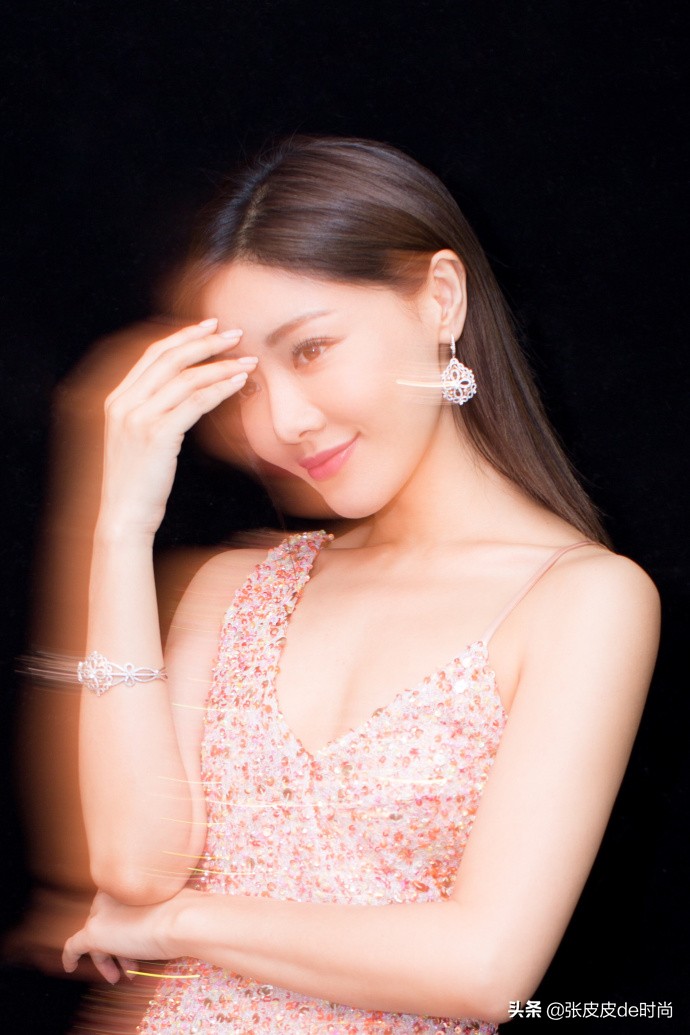 小姨妈邓家佳今年几岁了,小姨妈邓家佳晒照秀窈窕身材