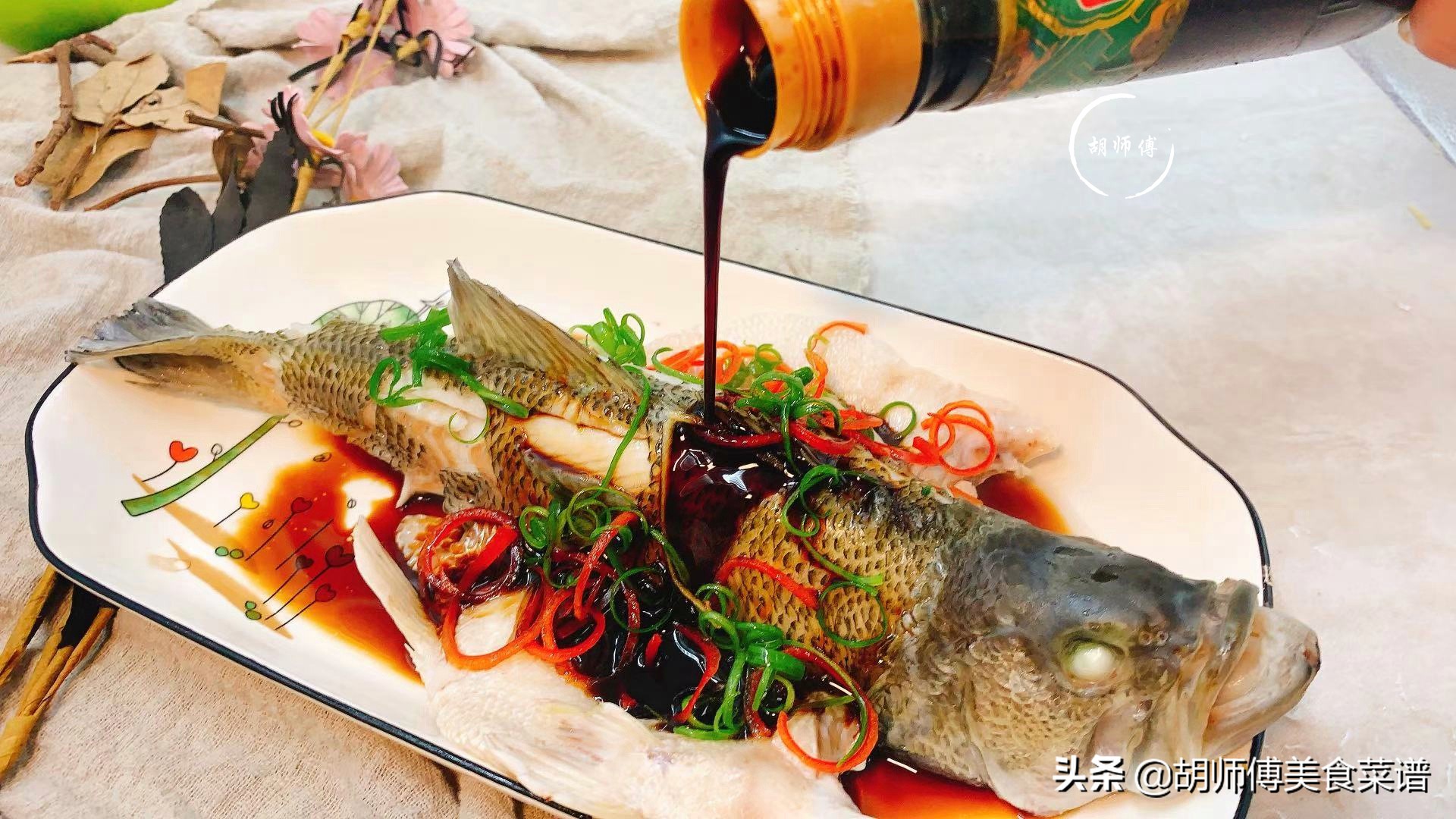 清蒸鱼是放盐还是放生抽,清蒸鱼要放盐还是生抽