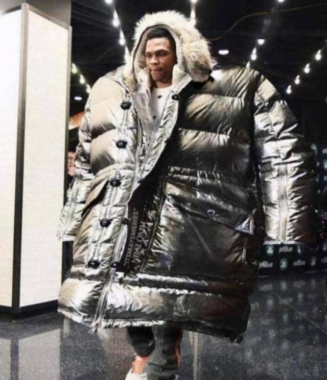 杜兰特戴粉色帽子,杜兰特穿便装戴帽子