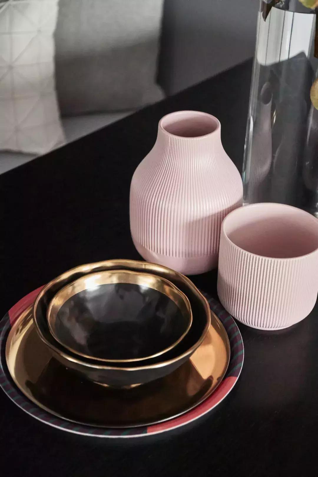 高级灰粉色卧室装修案例,高级灰的颜色铺在家里简约大气