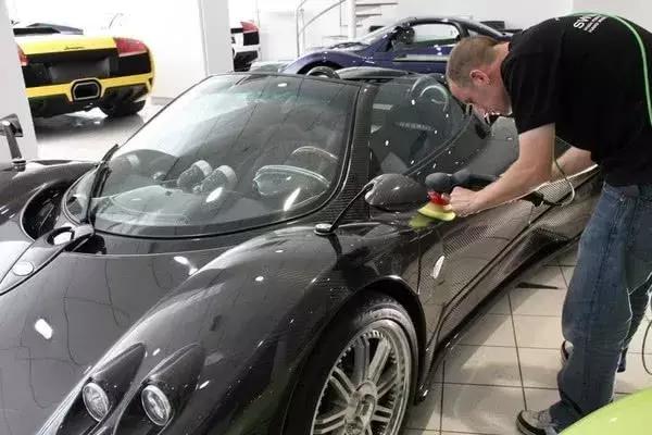 全球最贵的洗车工洗一次收费五万,英国90后小伙开洗车行