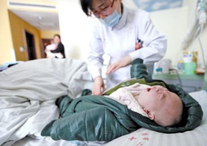 小孩眼白有黑点是啥原因,儿童眼白有黑点是怎么回事