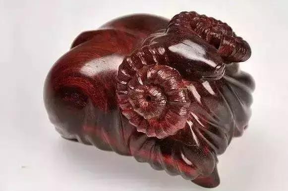 木雕兽头什么寓意,长颈鹿木雕婚礼摆件有什么寓意