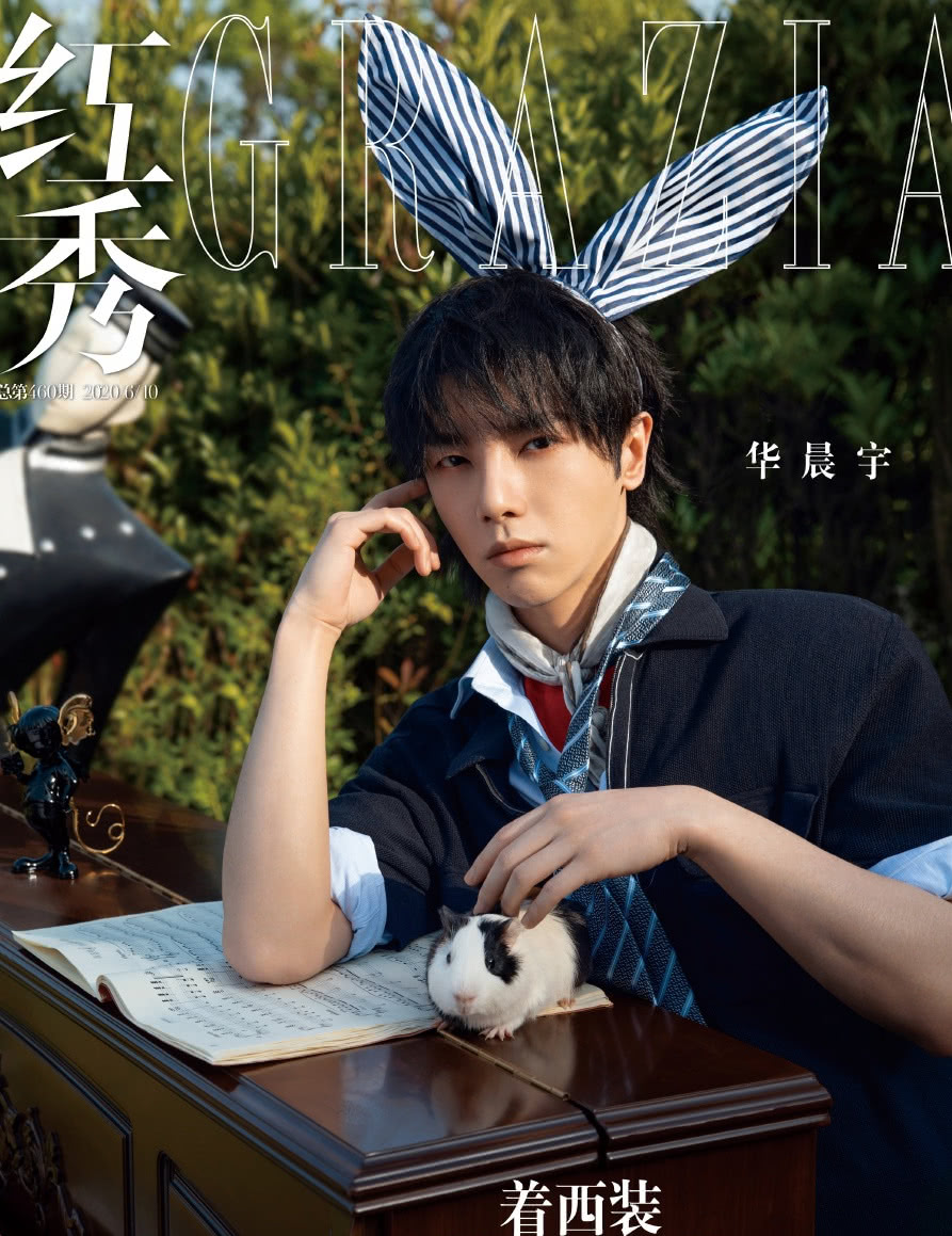 华晨宇黑色复古戴帽子,华晨宇白色狼尾造型撕漫感