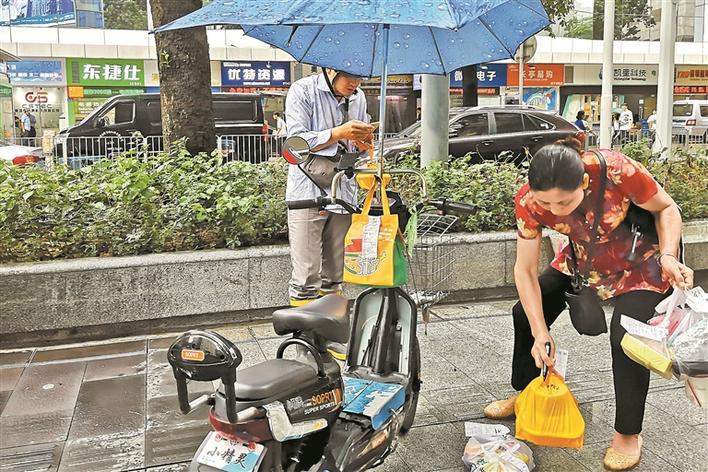花钱找代送跑腿,外卖小哥开“外挂”律师:存在食品安全隐患不合法