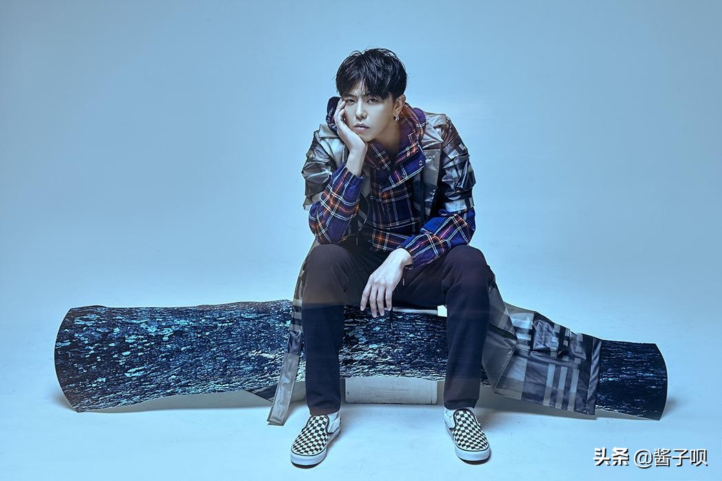 现任和前任女友悼文惊人一致，展现黄鸿升完美人设