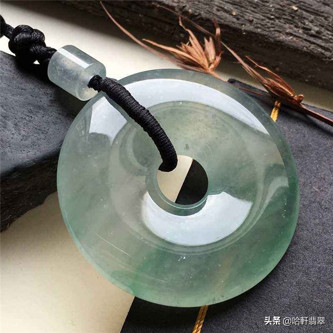 翡翠冰种满绿平安扣价值,值得买的翡翠吊坠