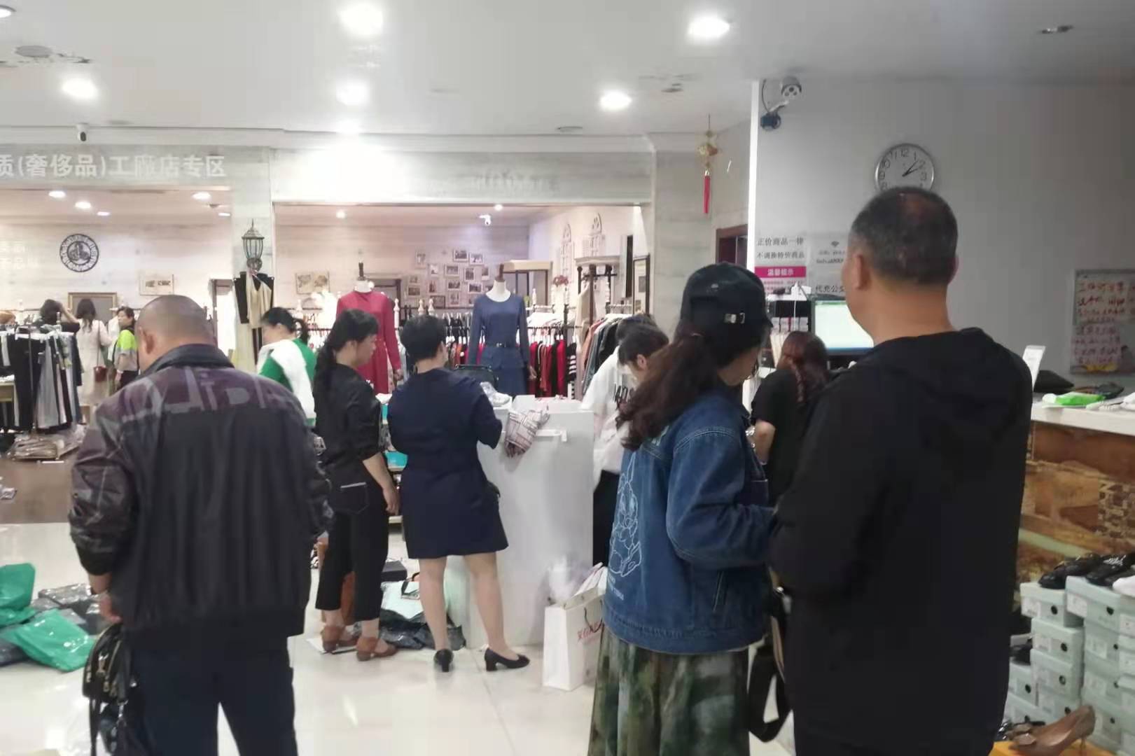 顾客推车选时尚衣服，合肥一服饰仓储零售模式走红