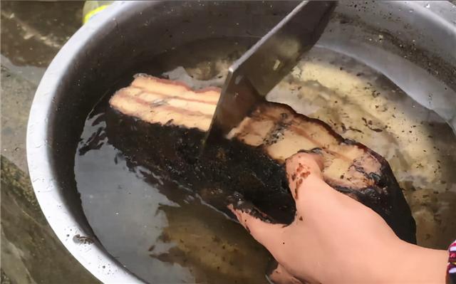 腊肉发霉了怎么处理然后继续保存,腊肉香肠发霉了可以洗洗煮了吃吗