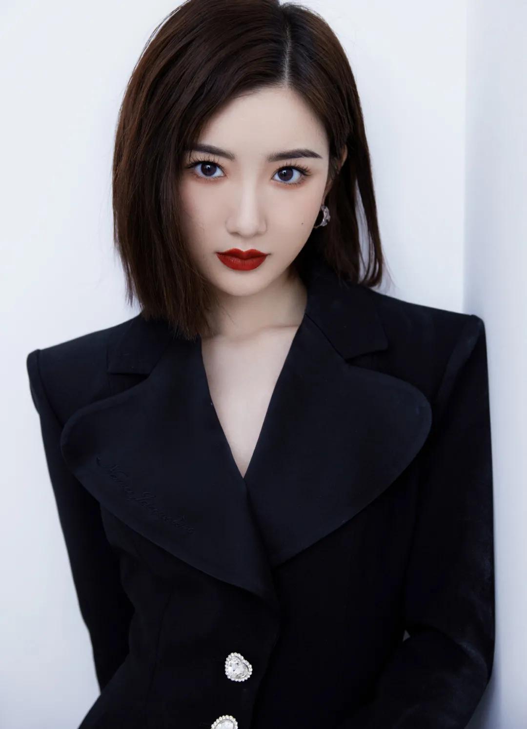 毛晓彤短发发型扎法,毛晓彤复古卷短发适合什么脸型