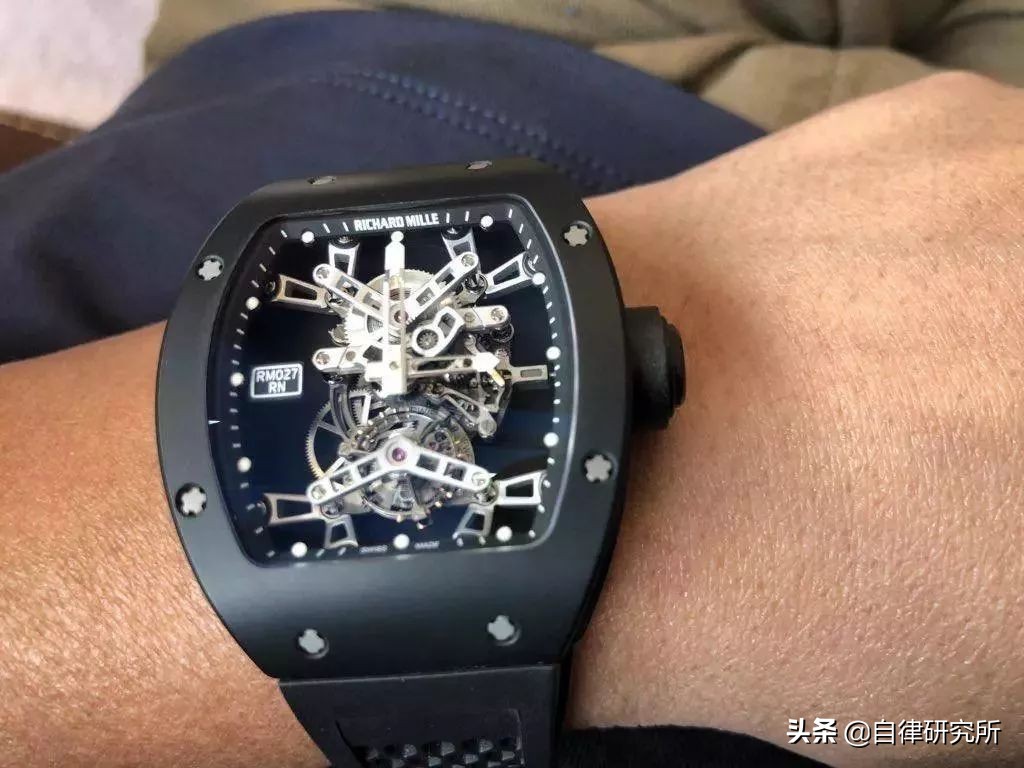 送10亿,征女友包下火箭登月高中毕业的他为何成为日本最潮富一代