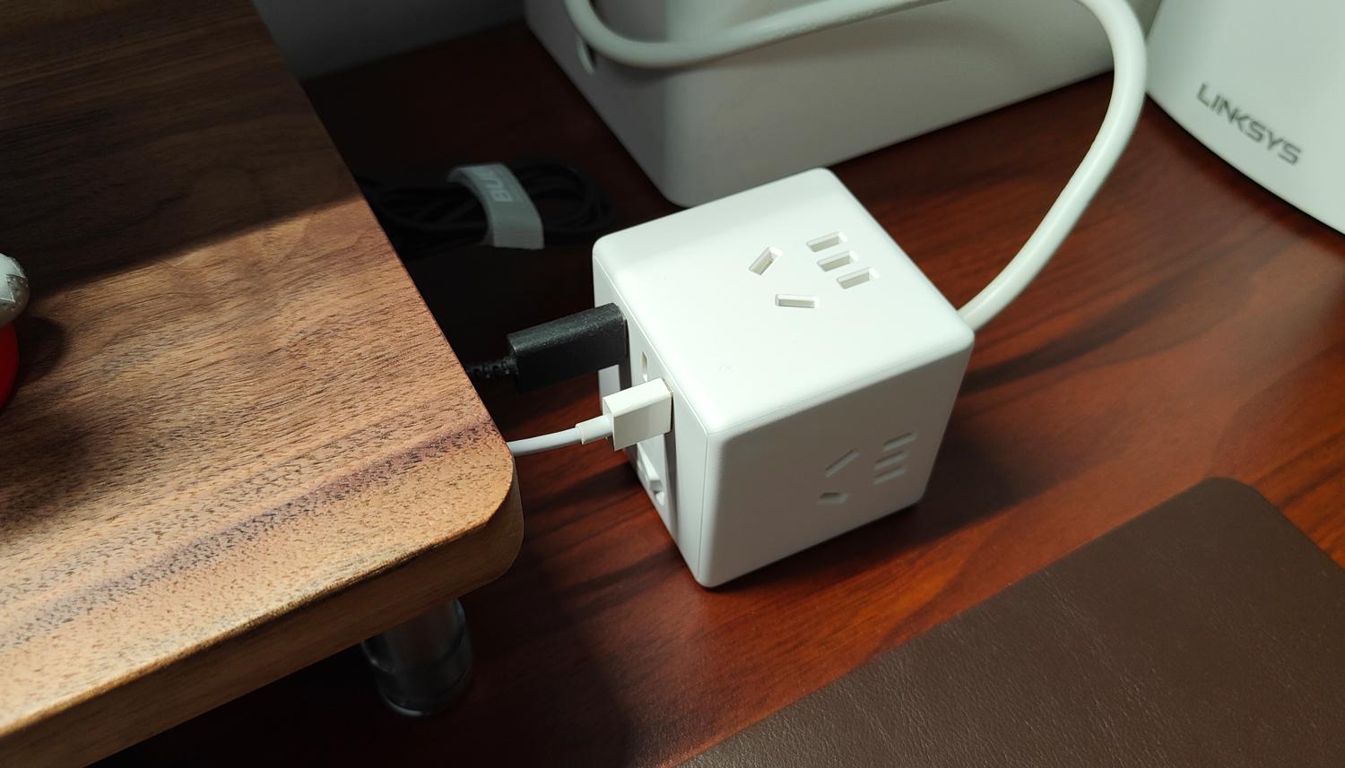 游戏宅的电脑桌面,游戏头戴式耳机rog棱镜s