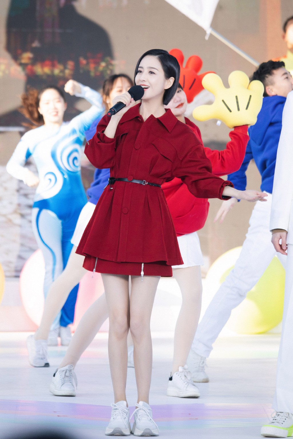 她最胖也只有85斤，亮片上衣扎苹果头，当了妈妈依旧活力十足