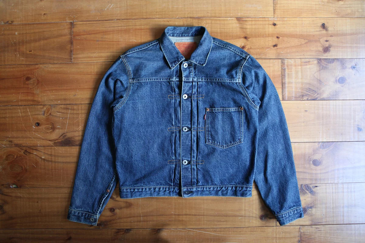 levis牛仔外套背面有标志,levis好看外套经典款