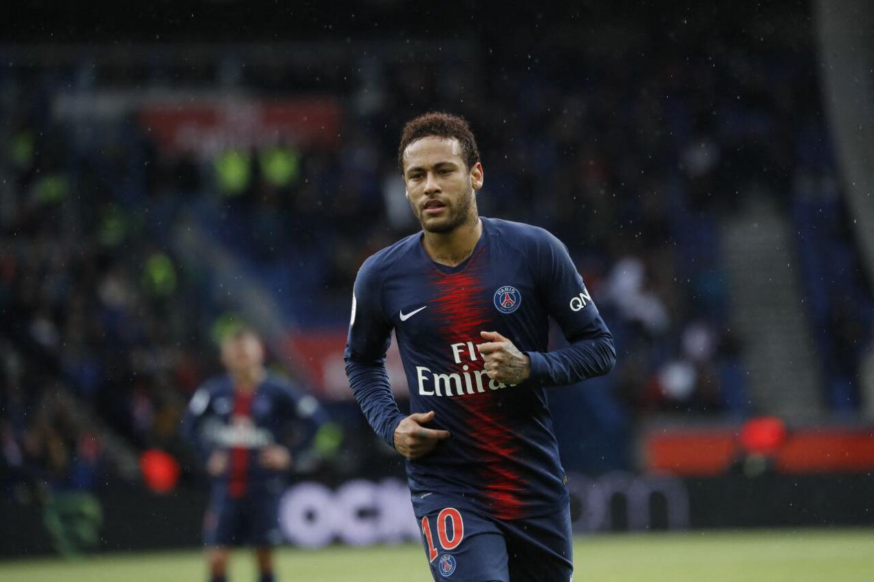 世界足坛球员收入排行前十,足坛挣钱最多的球星