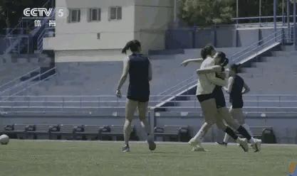 女排姑娘＂转战＂足球场，满屏大长腿疯狂抢镜