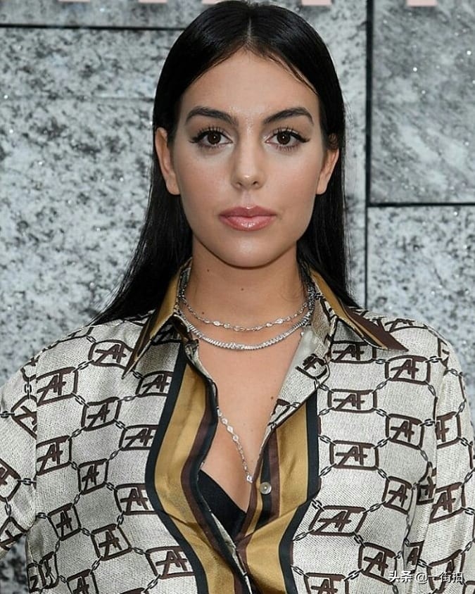 C罗女友现身难遮好身材，5265衬衫配5640阔腿裤，身材像极卡戴珊