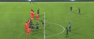 恒大国脚被打回原形！连续2次射门直冲看台球迷：赶紧解散吧