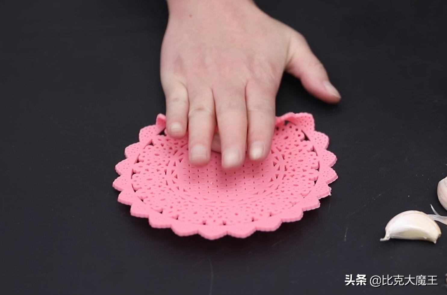 剥大蒜还有简单技巧，只需轻轻一搓，大蒜皮自动脱落，太方便了