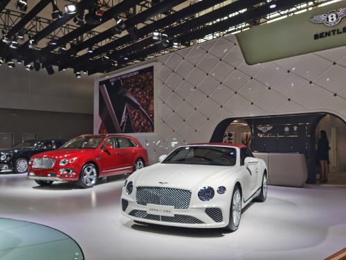 丰田埃尔法最牛车牌,街头顶级豪车布加迪