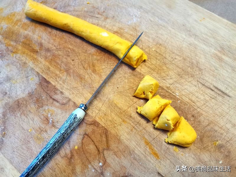 做芝麻丸子的过程中蜂蜜要加热吗,干炸丸子放熟芝麻还是生芝麻